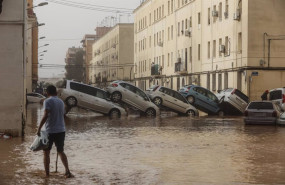 ep vehiculos destrozados tras el paso de la dana por el barrio de la torre de valencia a 30 de