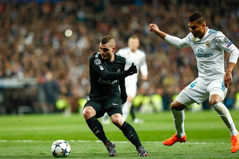 ep verratti intenta zafarse de casemiro en el real madrid-psg de octavos de la champions 2017-18