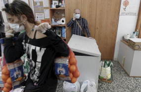 ep voluntarios de la asociacion de vecinos parque aluche colocan alimentos en la calle quero n 69