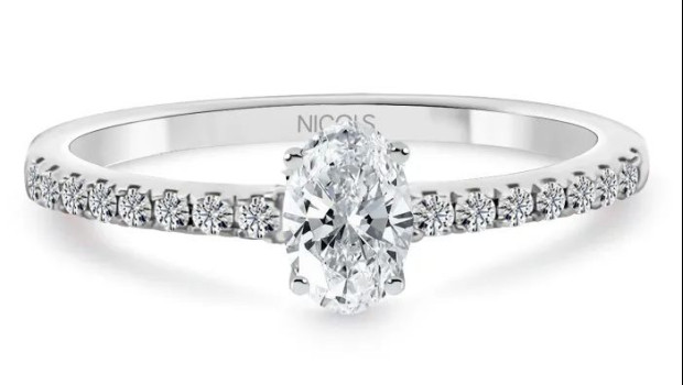 anillo compromiso dafne petit diamante oval 030 oro blanco