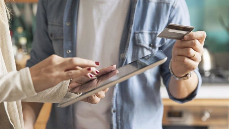 ep a customer pays with a credit card on a tablet