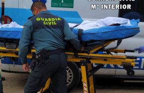 ep agentes de la guardia civil atiende al cochero de un carruaje herido en decorados de cine de
