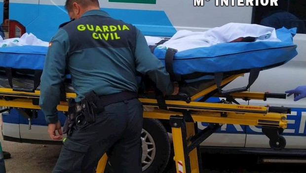 ep agentes de la guardia civil atiende al cochero de un carruaje herido en decorados de cine de