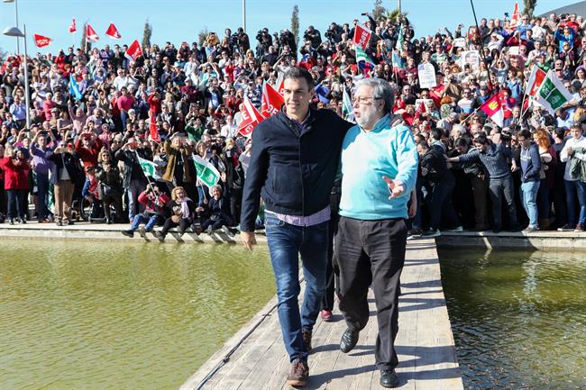 El alcalde de Dos Hermanas, Francisco Toscano (derecha), junto a Pedro Sánchez | EUROPA PRESS ep alcaldedos hermanas francisco toscano derecha juntopedro sanchez