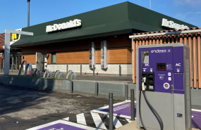 ep archivo   cargador para vehiculos electricos de endesa x en un restaurante mcdonalds