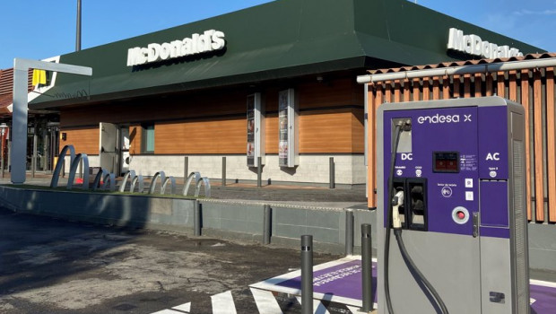 ep archivo   cargador para vehiculos electricos de endesa x en un restaurante mcdonalds
