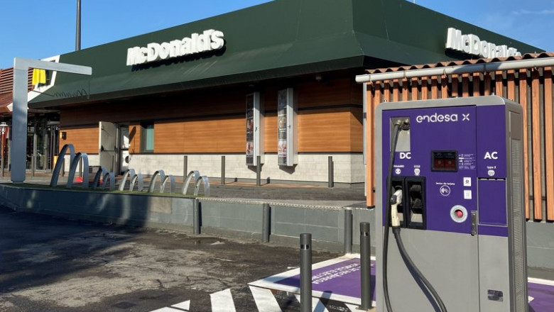 Archivo - Cargador para vehículos eléctricos de Endesa X en un restaurante McDonald's | ENDESA X - Archivo ep archivo cargador para vehiculos electricos de endesa x en un restaurante mcdonalds