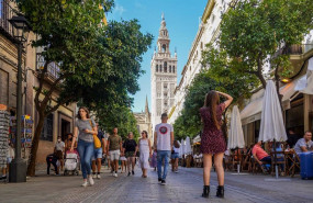 ep archivo   gran cantidad de turistas por el entorno de la catedral de sevilla