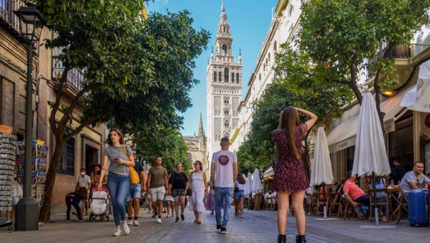 ep archivo   gran cantidad de turistas por el entorno de la catedral de sevilla