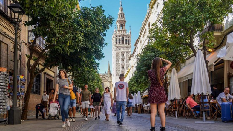 ep archivo   gran cantidad de turistas por el entorno de la catedral de sevilla