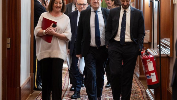 ep archivo   i d en primera fila la presidenta de congreso francina armengol el portavoz del psoe en