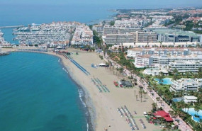 ep archivo   imagen de archivo de la playa de puerto banus marbella