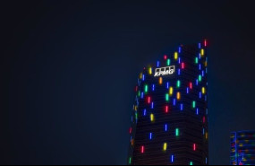ep archivo   la torre de cristal iluminada en madrid