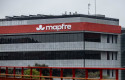 ep archivo   nueva imagen de mapfre implantada en las fachadas de las oficinas centrales de la