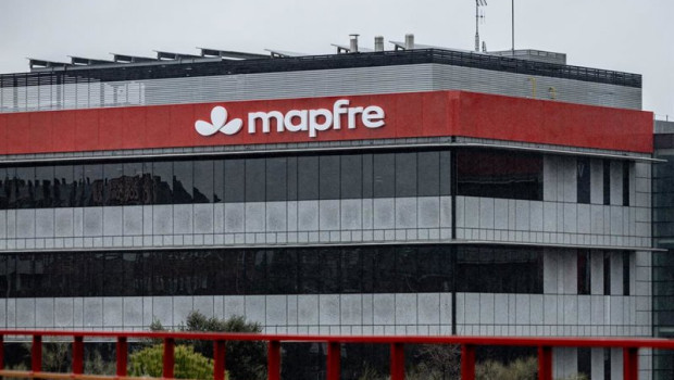 ep archivo   nueva imagen de mapfre implantada en las fachadas de las oficinas centrales de la