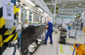 ep archivo   operario en una fabrica industrial