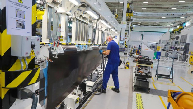 ep archivo   operario en una fabrica industrial