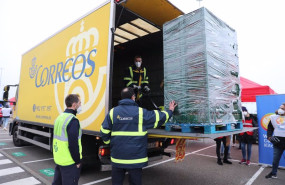 ep archivo   un camion de correos y voluntarios llevan cajas con el fin de realizar un reparto de
