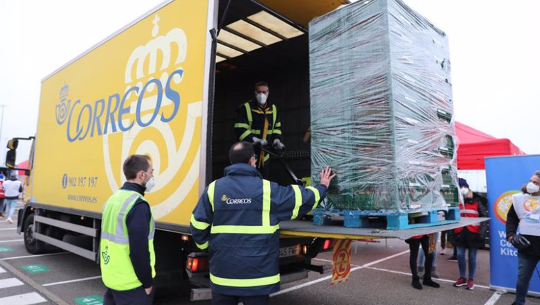 ep archivo un camion de correos y voluntarios llevan cajas con el fin de realizar un reparto de ep archivo un camion de correos y voluntarios llevan cajas con el fin de realizar un reparto de