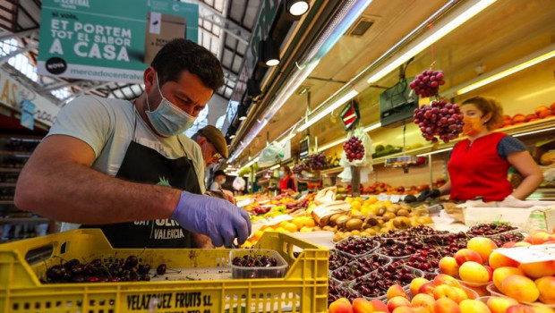 ep archivo   un hombre trabaja colocando la fruta en una una fruteria del mercado central de