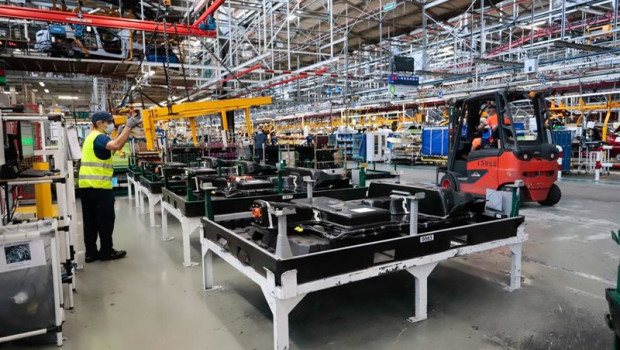 ep archivo   un operario trabajando en una fabrica 20260417104203