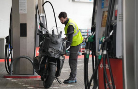 ep archivo   una persona echa combustible
