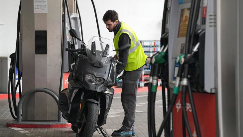 Archivo - Una persona echa combustible. | David Zorrakino - Europa Press - Archivo ep archivo una persona echa combustible