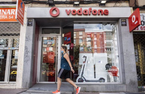 ep archivo   una persona pasa delante de una tienda de vodafone en madrid