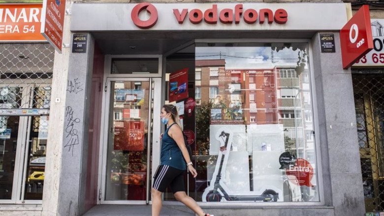 ep archivo una persona pasa delante de una tienda de vodafone en madrid ep archivo una persona pasa delante de una tienda de vodafone en madrid