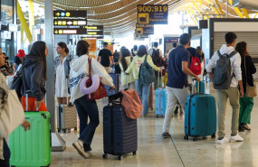 ep archivo   varias personas con maletas en el aeropuerto adolfo suarez madrid barajas a 1 de 20240604171702