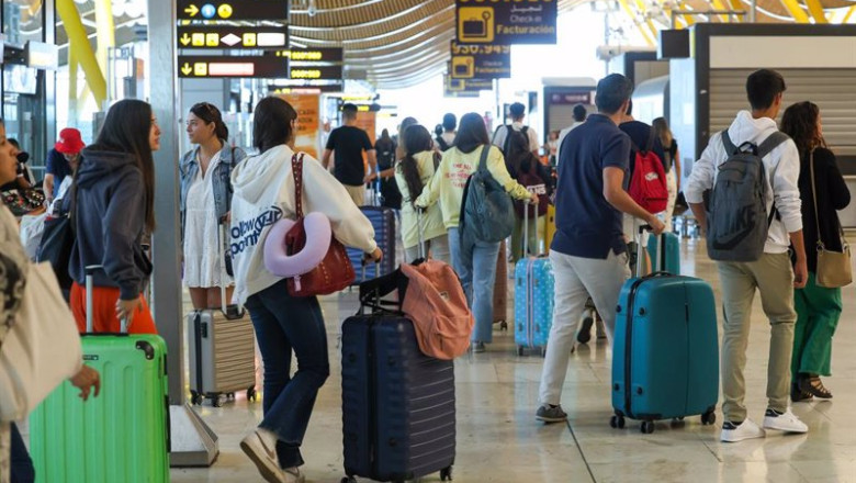 ep archivo varias personas con maletas en el aeropuerto adolfo suarez madrid barajas a 1 de 20240604171702 ep archivo varias personas con maletas en el aeropuerto adolfo suarez madrid barajas a 1 de 20240604171702