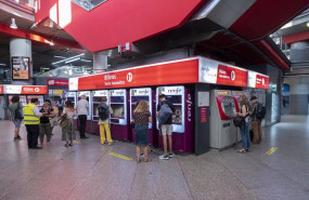 ep archivo   varias personas en las taquillas de venta automatica de billetes en la estacion de tren