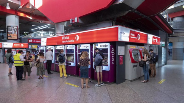 ep archivo   varias personas en las taquillas de venta automatica de billetes en la estacion de tren