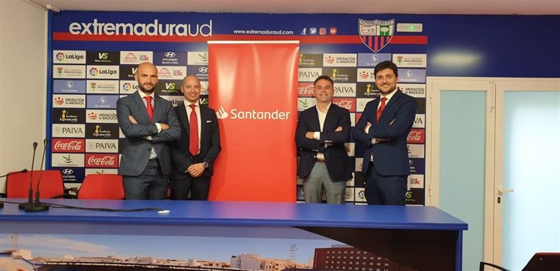 El Banco Santander y la UD Extremadura en la firma de la renovación de su convenio de colaboración | BANCO SANTANDER ep banco santanderla ud extremadurala firmala renovacionsu conveniocolaboracion