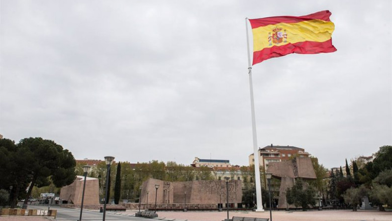 ep bandera de espana en la plaza de colon durante el primer dia del luto oficial por los fallecidos ep bandera de espana en la plaza de colon durante el primer dia del luto oficial por los fallecidos