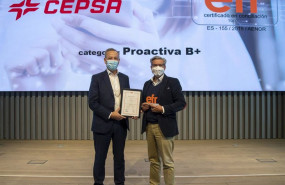 ep carlos moran jefe de recursos humanos de cepsa recoge el premio de manos de un representante de