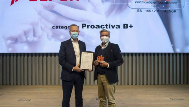 ep carlos moran jefe de recursos humanos de cepsa recoge el premio de manos de un representante de