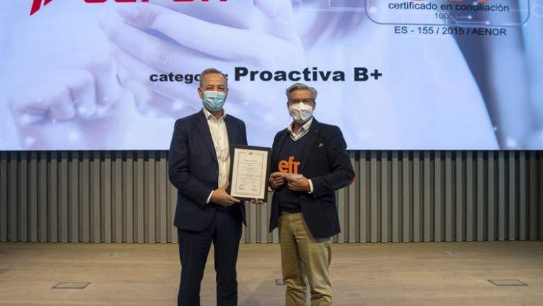 Carlos Morán, jefe de Recursos Humanos de Cepsa, recoge el premio de manos de un representante de la Fundación Másfamilia | ERNESTO AINAUD ep carlos moran jefe de recursos humanos de cepsa recoge el premio de manos de un representante de