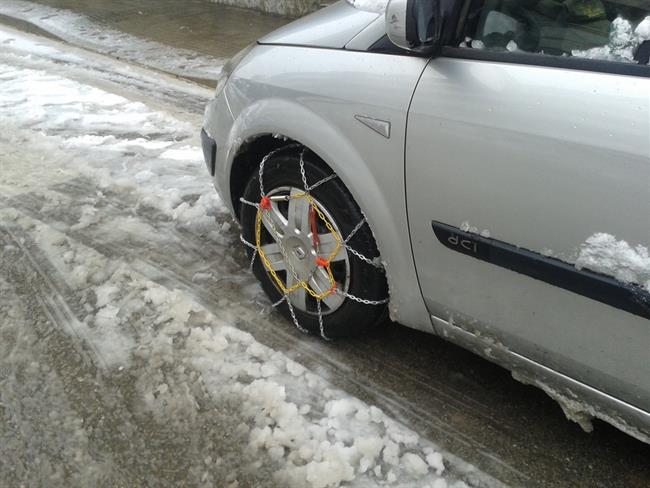 Coche con cadenas para la nieve | PROTECCIÓN CIVIL/TWITTER ep cochecadenasla nieve