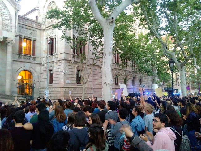 Concentración ante el TSJC tras la sentencia del caso 'La Manada' | EUROPA PRESS ep concentraciontsjcla sentenciacaso la manada