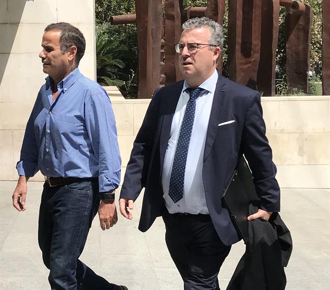 Cuesta, a la izquierda, a su llegada a la vistilla | EUROPA PRESS ep cuesta aizquierda allegadala vistilla