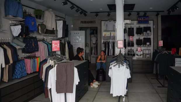 ep dos dependientas en un establecimiento sin luz durante el apagon de red electrica ep dos dependientas en un establecimiento sin luz durante el apagon de red electrica