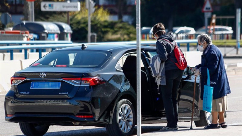 Dos mujeres protegidas con mascarillas se suben a un vehículo VTC en las inmediaciones del Hospital La Paz | Óscar J.Barroso - Europa Press - Archivo ep dos mujeres protegidas con mascarillas se suben a un vehiculo vtc en las inmediaciones del