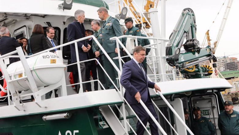 ep el ministro de agricultura pesca y alimentacion luis planas baja de la nueva embarcacion del ep el ministro de agricultura pesca y alimentacion luis planas baja de la nueva embarcacion del