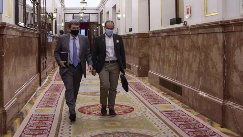 El ministro de Inclusión, Seguridad Social y Migraciones, José Luis Escrivá (i), a su llegada a una sesión plenaria, en el Congreso | Jesús Hellín - Europa Press ep el ministro de inclusion seguridad social y migraciones jose luis escriva i a su llegada a una