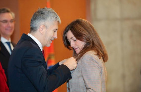 ep el ministro de interior en funciones fernando grande-marlaska entrega una medalla a la periodista