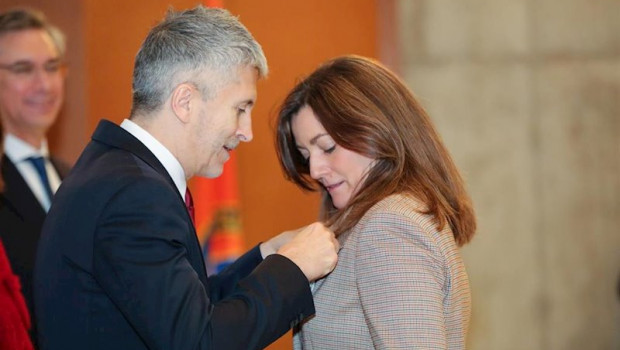 ep el ministro de interior en funciones fernando grande-marlaska entrega una medalla a la periodista