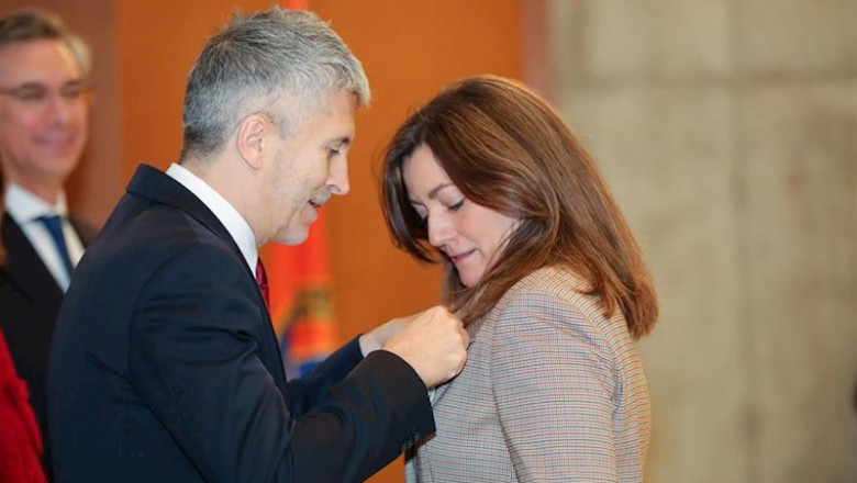 El ministro de Interior en funciones, Fernando Grande-Marlaska entrega una medalla a la periodista de Europa Press, Eva González por su trayectoria profesional, durante el acto de entrega de las Medallas al Mérito de Protección Civil 2019 en la Escuela N | Jesús Hellín - Europa Press ep el ministro de interior en funciones fernando grande-marlaska entrega una medalla a la periodista