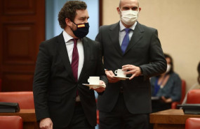 ep el portavoz de vox en el congreso ivan espinosa de los monteros i con un cafe al inicio de una
