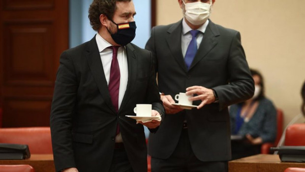 ep el portavoz de vox en el congreso ivan espinosa de los monteros i con un cafe al inicio de una